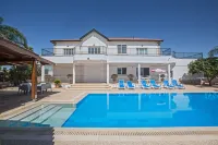 Papas Family Villa with Private Pool / WheelChair Accessible