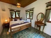 Green Tree Resort Hotels in Doi Lo District