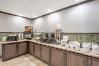 Wingate by Wyndham Charleston Coliseum - Breakfast