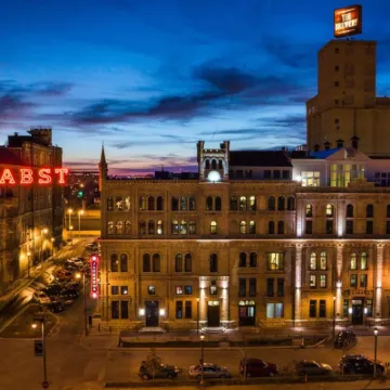 Brewhouse Inn and Suites Hotels near U.S. Cellular Arena