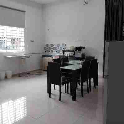 3 Airconditioned Bedroom in Muar Town Dining/Meeting Rooms