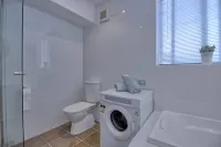 Modern North Adelaide 2 Bedroom w/Wifi + Parking - 3-Star