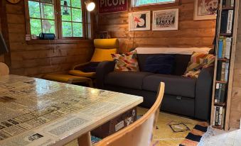 Retro Private Lodge with Hot Tub Nr Dartmoor