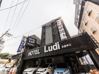 Shinchon Hotel Ludi โรงแรมใกล้ชาร์มแอนด์ชาร์ม