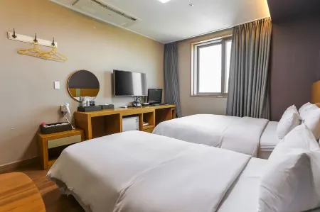 Hongcheon Hwayanggang Hotel Отели рядом с достопримечательностью «Hongcheon Saengmyeong Geongang Gwahakgwan»