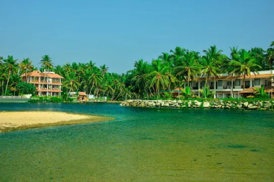 Beach and Lake Ayurvedic Resort, Kovalam