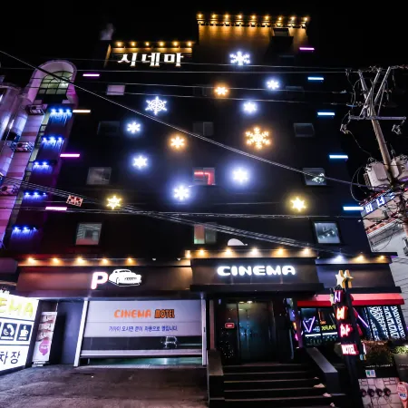 Cinema Motel Отели рядом с достопримечательностью «Скайпарк в Тэдоне»