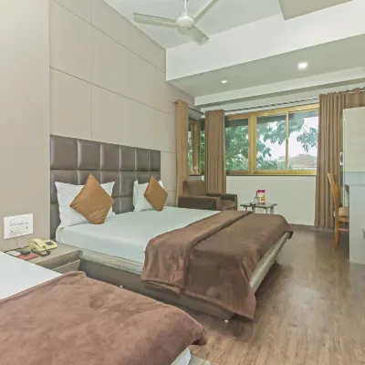 Hotel Oasis Hotel dekat Menara Jam Rajabai