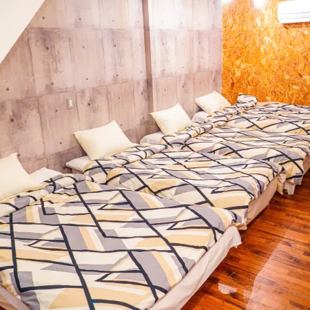One Hostel&Standing Bar Отели рядом с достопримечательностью «Железнодорожный вокзал Химэдзи»