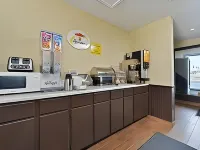 Super 8 by Wyndham Marshall MN