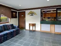 Super 8 by Wyndham Greensboro/Coliseum/Conv. Hotels near Greensboro Coliseum