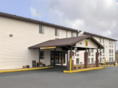 Super 8 by Wyndham Sullivan Hotels in Sullivan