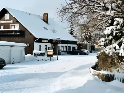 Mein Vierjahreszeiten Hotel Garni Hotels in der Nähe von Ehrenfriedhof Oderbrück