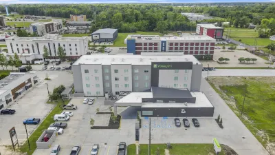 Holiday Inn Gonzales Hotels near Sunglass Outfitters by Sunglass Hut