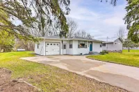 Charming Retreat w/ Deck - Walk to Lake Pepin - Wifi