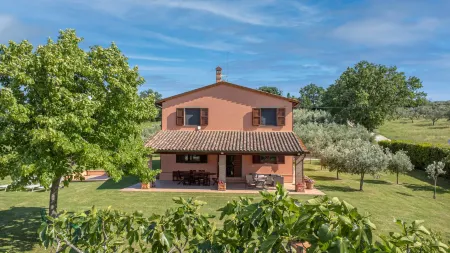 Scappo In Umbria, Villa with pool Отели в г. Беванья