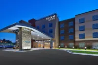 Fairfield Inn & Suites Cincinnati Airport South/Florence 鄰近Shang-Gri-La Salon的酒店