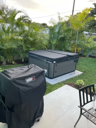 New Construction- Hot Tub - 1.3m to Beach, 2 KING Beds.