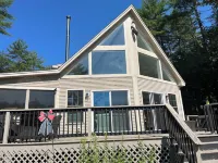 AMAZING LAKEFRONT HOUSE WITH PRIVATE DOCK, PRIVATE BEACH, 4 BEDROOMS, SLEEPS 12+
