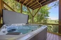Treehouse Cabin w Mountain & River Views +Arcades +Hot Tub