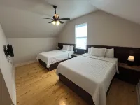 NEW!  FISHING, HUNTING COTTAGE 4 Bedrooms, 2 King beds, 4 Queen Beds, Sleeps 12