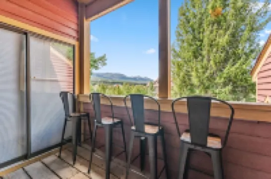 Spacious 2bd 2bth+den. Walk to slopes & Main St!