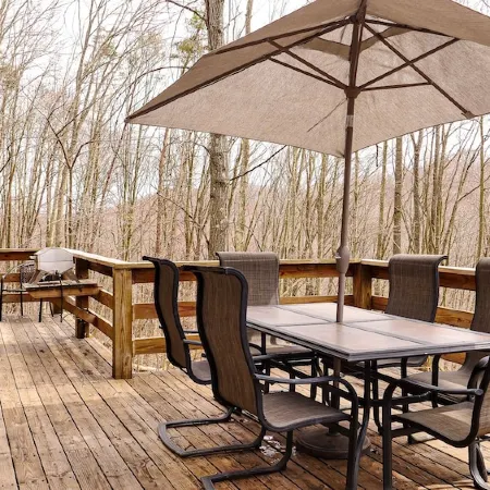 Cozy Mountain Top Log Cabin In Hocking Hills! Pet- Friendly!