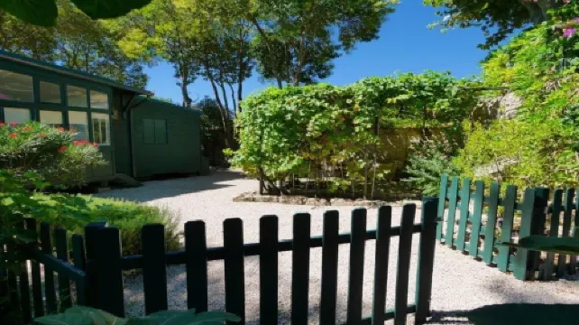 Charming air-conditioned cottage "the cabin" and its private and independent garden