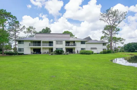 First Floor 2bd/2ba Fully Remodeled  Condo in Saddlebrook