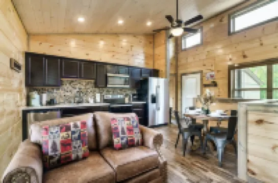 Newly Built Cabin! Hot Tub! Foosball! 5 MI to Pigeon Forge! Mountain Views!