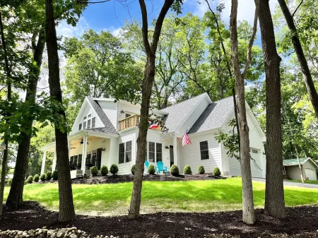 Stunning Lakeside Retreat: Delavan Lake Home w/ Lake Views & Private Lake Access