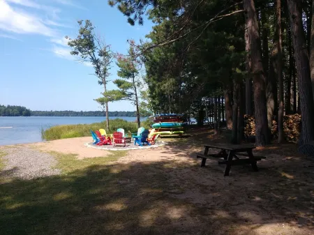 Beautiful Lakefront Home on Crystal Clear, Private, Full Recreation Lake Отели в г. Три Лейкс