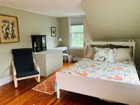 Charming Farm Abode with gourmet food and access to lake, trails & farm fun