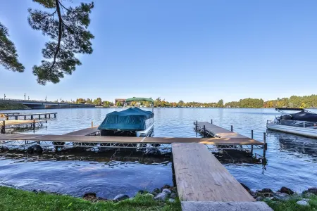 Minocqua Lake Condo! Walk 2 Downtown! Fall Weekends Open! Dock Available!