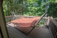 Redbud Retreat ~ Rustic family friendly cabin with New Hot Tub in Townsend!
