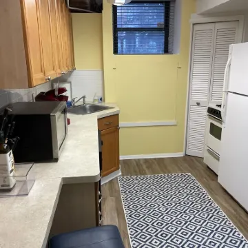 Spacious Studio apartment w/kitchen, outdoor space 華盛頓大街附近的飯店