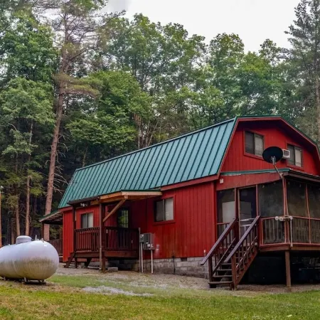 Bear Bottom Cabin. Your own getaway adventure!Sleeps 16 - 4 bedrooms