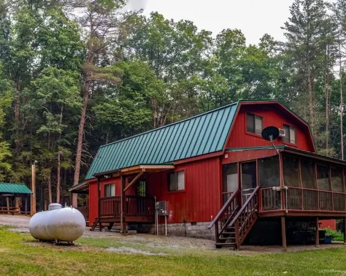 Bear Bottom Cabin. Your own getaway adventure!Sleeps 16 - 4 bedrooms Hotels in McHenry Township