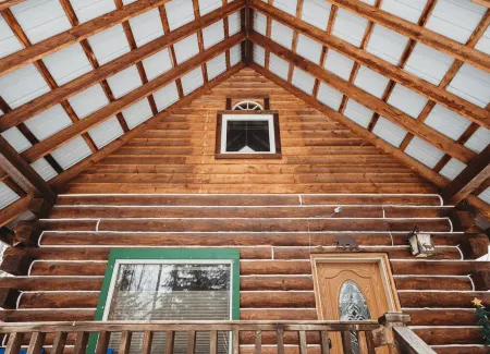 Cozy Alaskan themed cabin suitable for families or couples! King size bed, w/d