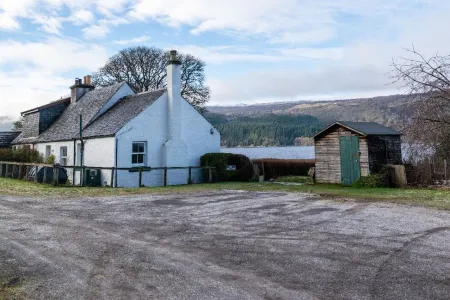Lovely foresters cottage, amazing Loch Ness views, private beach, pets welcome