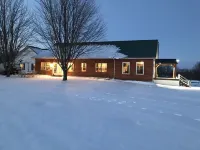 Spacious 12-bedroom 10-Bath Cedar accented lodge in Picturesque Macon Missouri