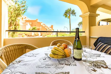 Cozy Studio with Large Patio in Castle Harbour, Los Cristianos