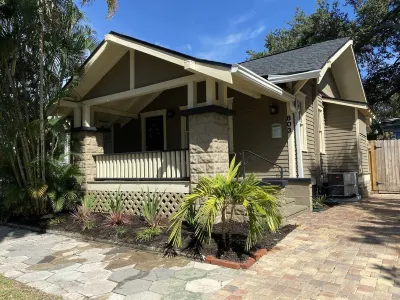 Entire Bungalow, Romantic, Comfy & Cozy! On-Site Parking, 2 Baths Hotels in 