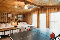 "The Lantern" Woodsy Cabin Experience w/ HotTub - 3-Star
