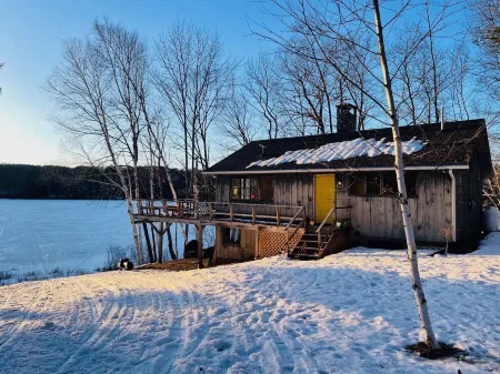 Spacious Lakefront Home, Large Deck, Sup, Firepit & Dock!