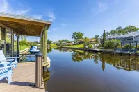 Serenity Waterfront 4Br w/ Private Dock, Heated Pool & Relaxing Hot Tub