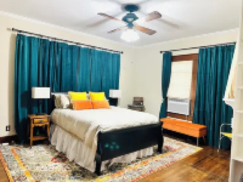 Charming 3-bedroom cottage in Downtown Sulphur