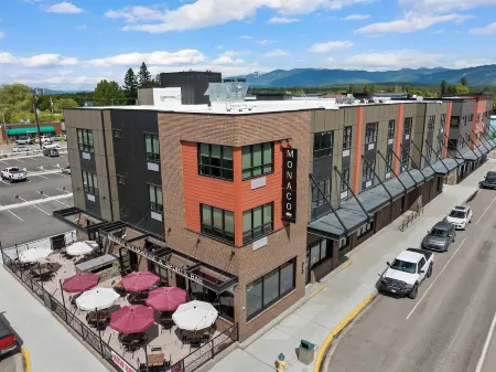 Beautiful New Downtown Columbia Falls Condo near Glacier National Park! Отели рядом с достопримечательностью «Montana Vortex and House of Mystery»