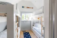 Prime location in town w parking! Walk to beach, shops & harbor-Sleeps 8
