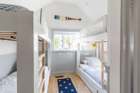 Prime Location in Town w Parking! Walk to Beach, Shops & Harbor-Sleeps 9 Отели в г. Марблхед